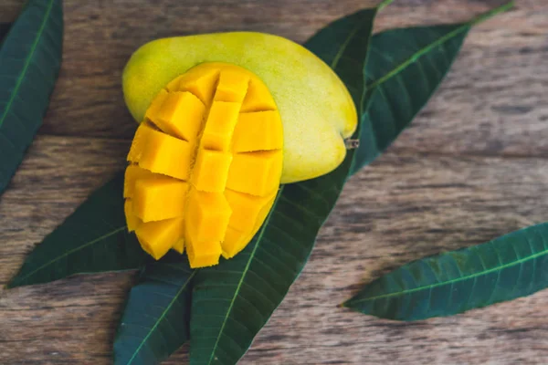 Mango ve mango yaprakları