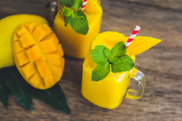 Batido jugoso de mango — Foto de Stock