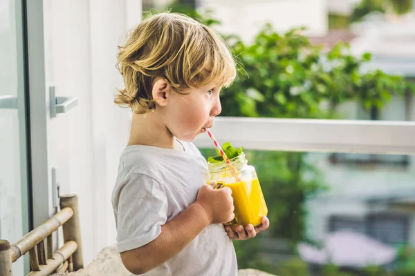 Pojke dricka saftiga smoothie — Stockfoto