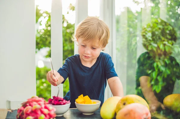 マンゴーを食べることの小さなかわいい男の子 — ストック写真