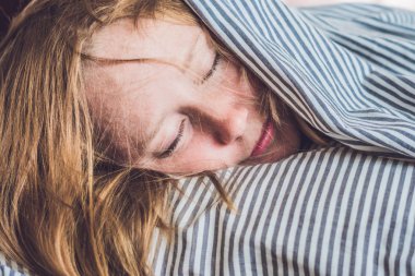 genç kadın yatakta uzanarak