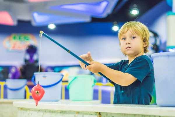 Sevimli çocuk oyun odası Balık tutma — Stok fotoğraf