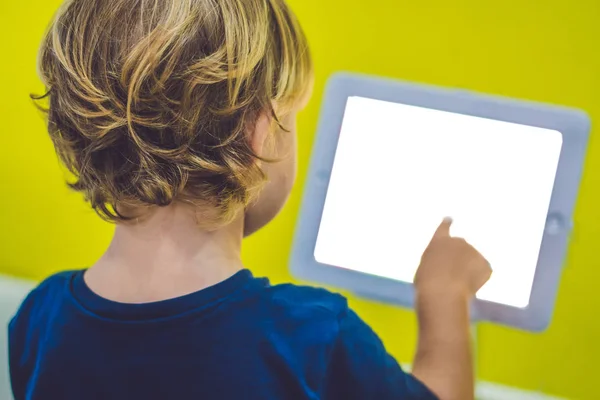 Menino brincando com tablet digital . — Fotografia de Stock