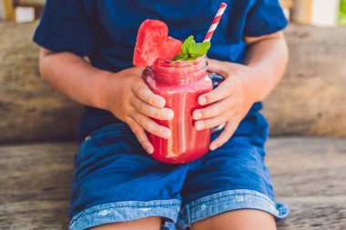  Çocuk sağlıklı karpuz güler yüzlü tutuyor