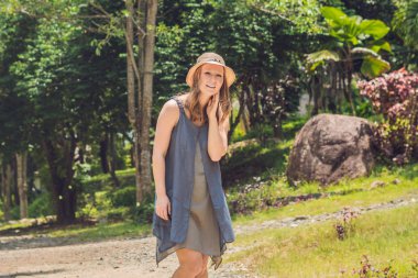 kadın bir orman yolu yürüyor