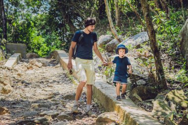 Baba ve oğul yürüyüş 