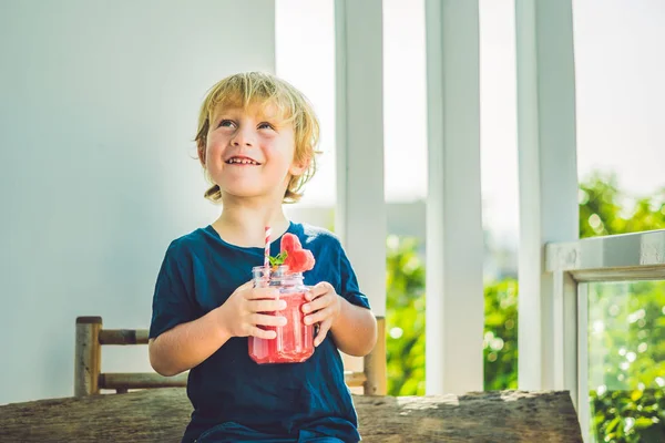 Il ragazzo sta tenendo sano frullato di anguria — Foto Stock