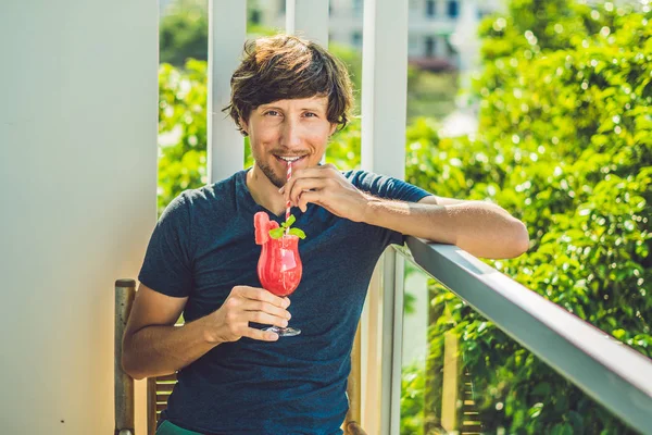 Az ember, aki a görögdinnye smoothie — Stock Fotó
