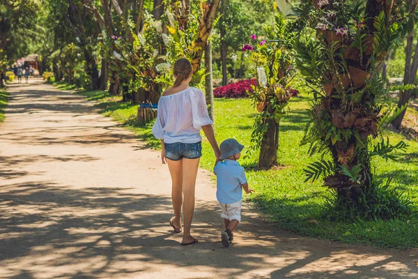 Máma a syn jsou procházky v parku — Stock fotografie