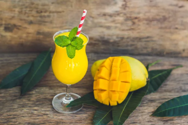 Frullato di mango in vetro — Foto Stock