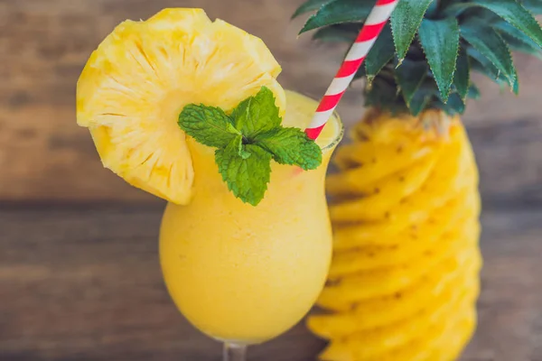 Ananas i koktajl ananasowy — Zdjęcie stockowe