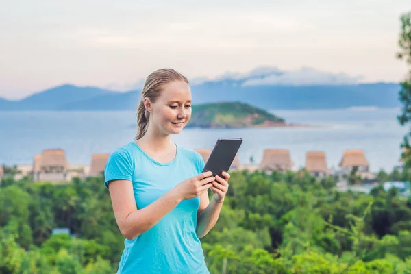 Jonge vrouw geniet van een tablet — Stockfoto