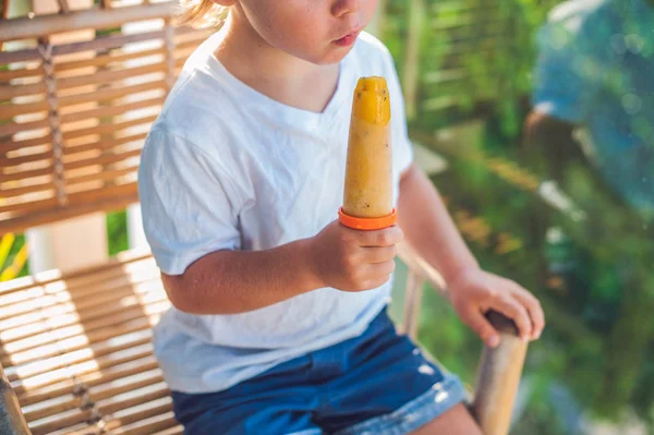 Cute little blond boy eating  icecream — Stock Photo, Image