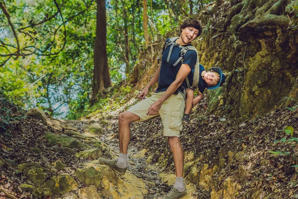 Il padre porta suo figlio — Foto Stock