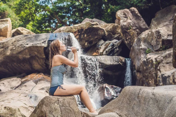 Молодая женщина пьет воду — стоковое фото
