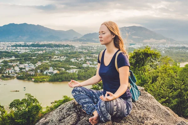 Ung kvinna mediterar — Stockfoto