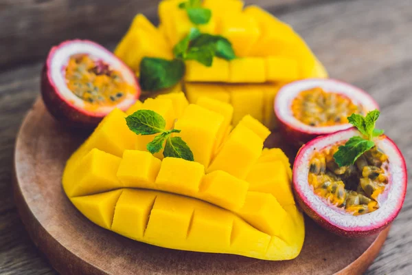Mango and passion fruit — Stock Photo, Image