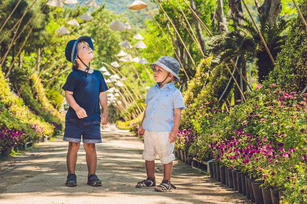 Dwóch chłopców, Podróżujący w Wietnamie — Zdjęcie stockowe
