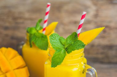 güler yüzlü iki cam mason kavanoz