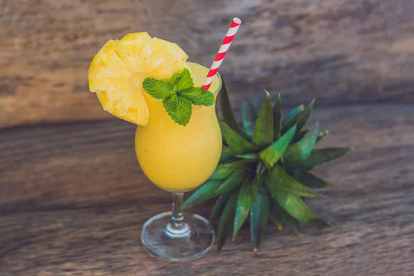 Pineapple and pineapple smoothie — Stock Photo, Image