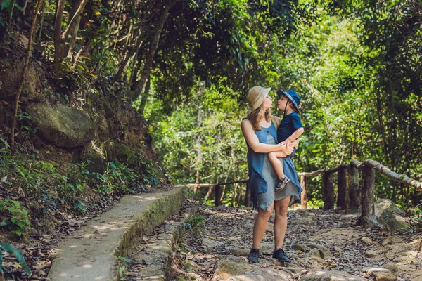 Mamma och son vandrar — Stockfoto