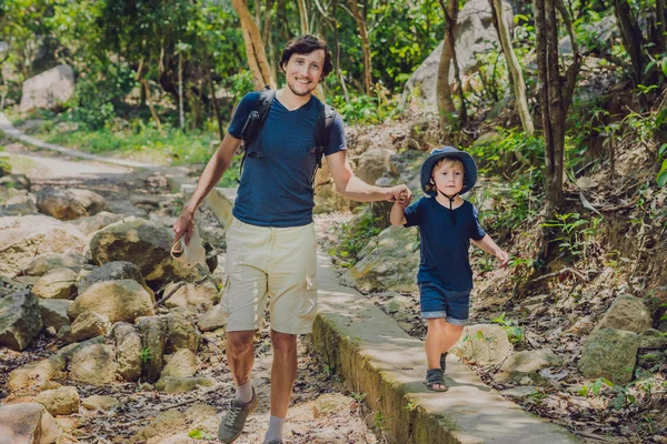 Padre e figlio camminano — Foto Stock