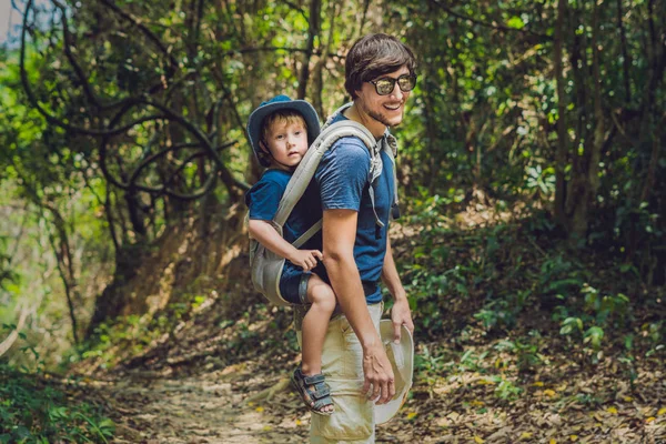 Turist bär ett barn — Stockfoto