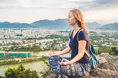 Genç kadın meditasyon yapıyor.