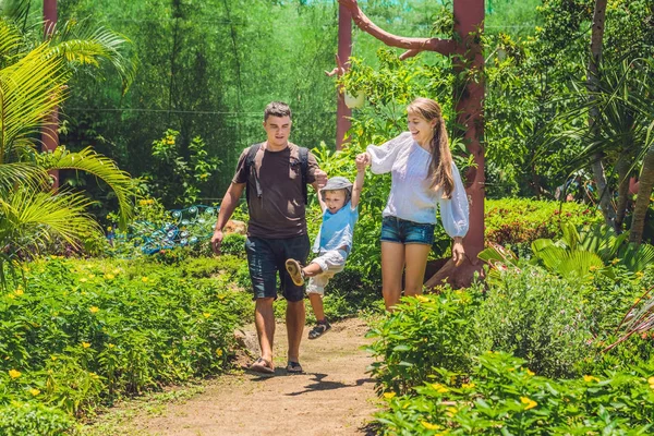 Счастливая молодая семья проводит время на свежем воздухе — стоковое фото