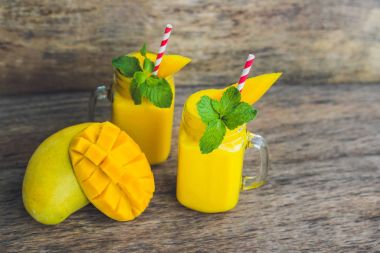 Mango gelen sulu güler yüzlü