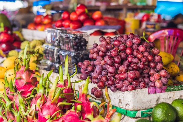 Variedad de frutas en el mercado vietnamita . — Foto de Stock