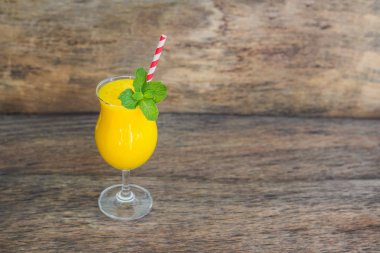 Mango gelen sulu güler yüzlü