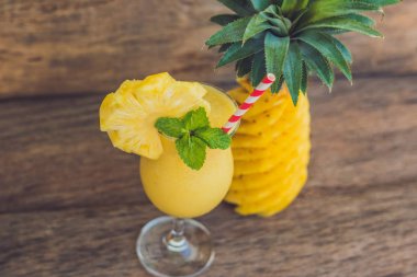 Ananas ve ananas smoothie 