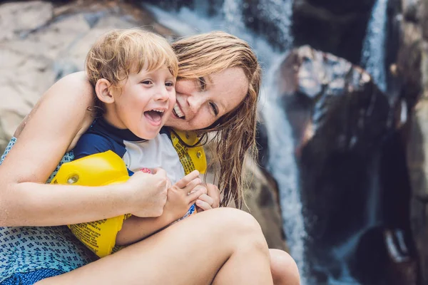 Mãe e filho na cachoeira — Fotografia de Stock