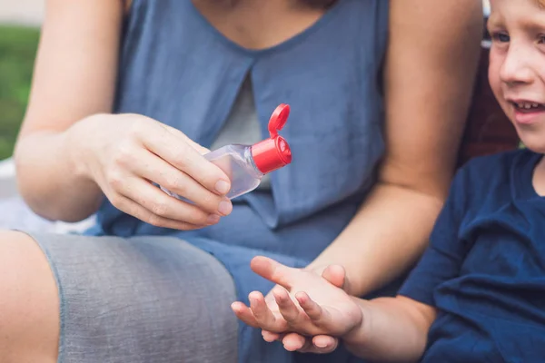 Madre e hijo usando la mano de lavado — Foto de Stock