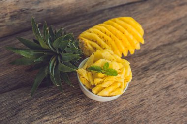 ananas ve ananas dilimleri