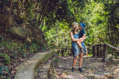 Anne ve oğlu orman yolu üzerinde.