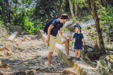 Baba ve oğul orman yürüyüş 