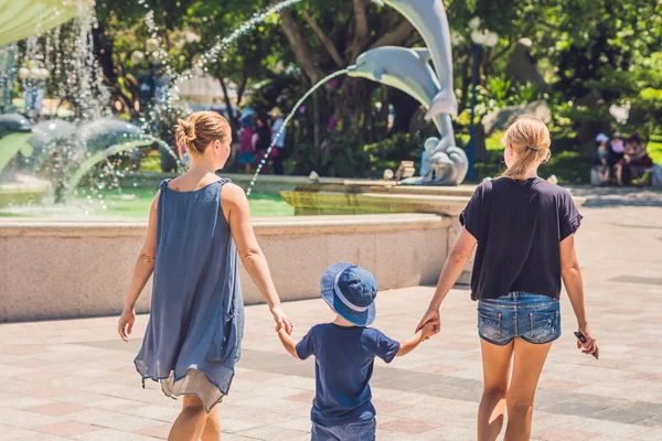 Turisti Donne Ragazzo Stanno Camminando Nel Parco Divertimenti — Foto Stock