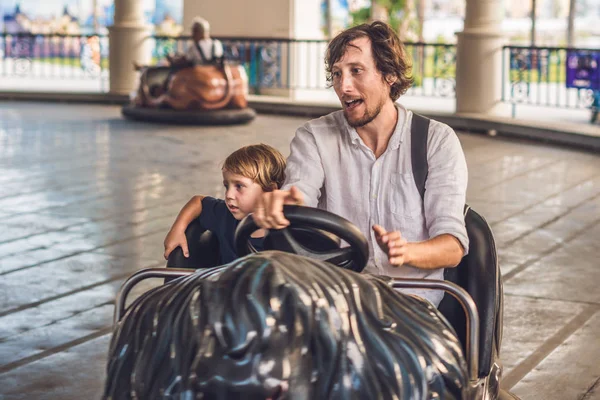 Père et fils dans la voiture du pare-chocs — Photo