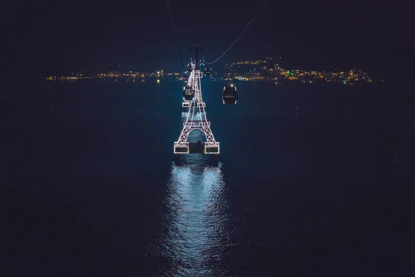 Teleférico nocturno sobre mar —  Fotos de Stock