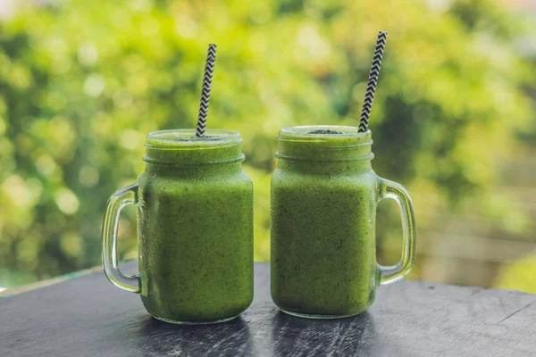 Tuoreet vihreät smoothiet — kuvapankkivalokuva