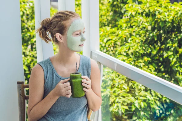 Nő alkalmazása az arc zöld agyag maszk — Stock Fotó
