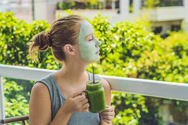 Mujer aplicando Facial máscara de arcilla verde — Foto de Stock