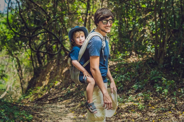 Otec nese jeho syna v dětském provedení — Stock fotografie