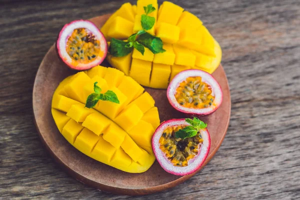 Mango and passion fruits — Stock Photo, Image