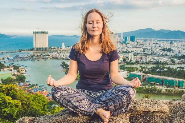 Mujer joven meditando — Foto de Stock