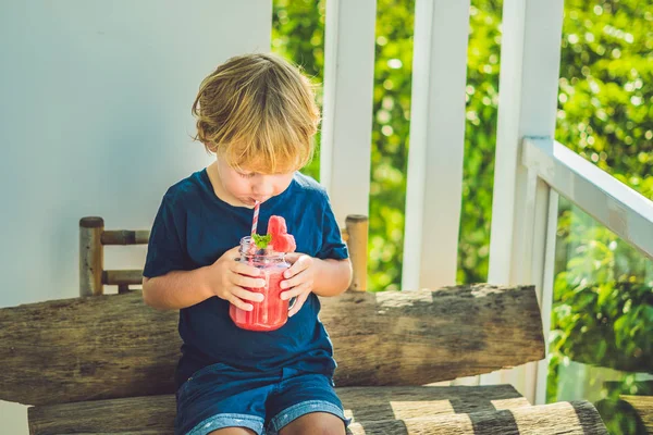 Chico está sosteniendo saludable sandía smoothie — Foto de Stock