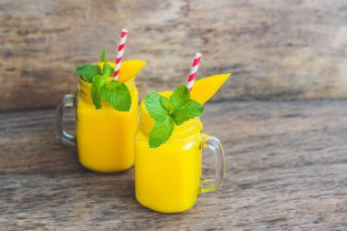 Mango gelen sulu güler yüzlü