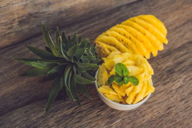 ananas ve ananas dilimleri